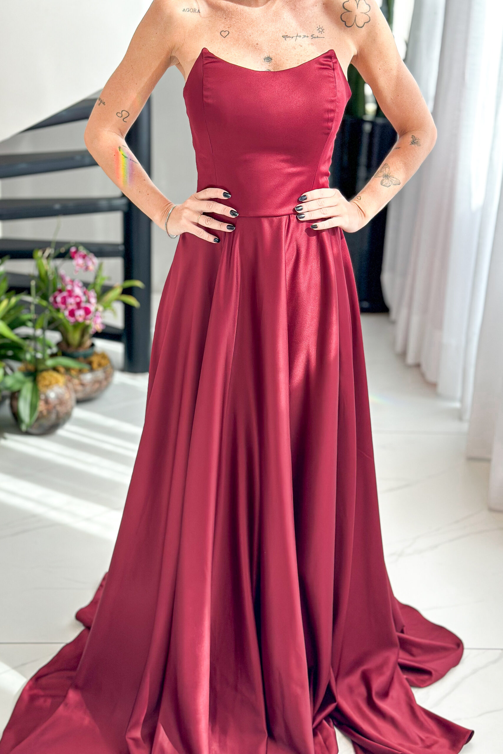 Vestido de festa tomara que caia marsala
