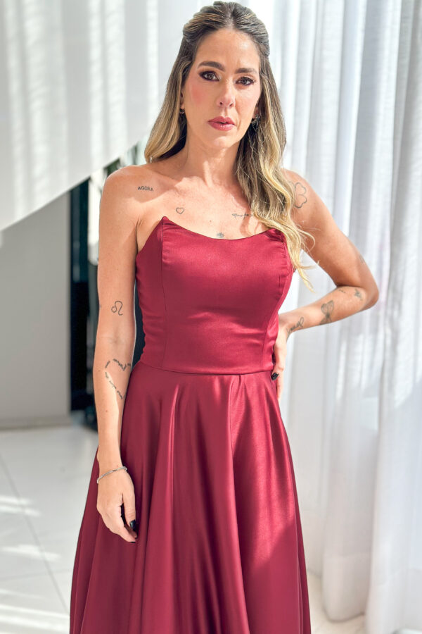 Vestido de festa tomara que caia marsala