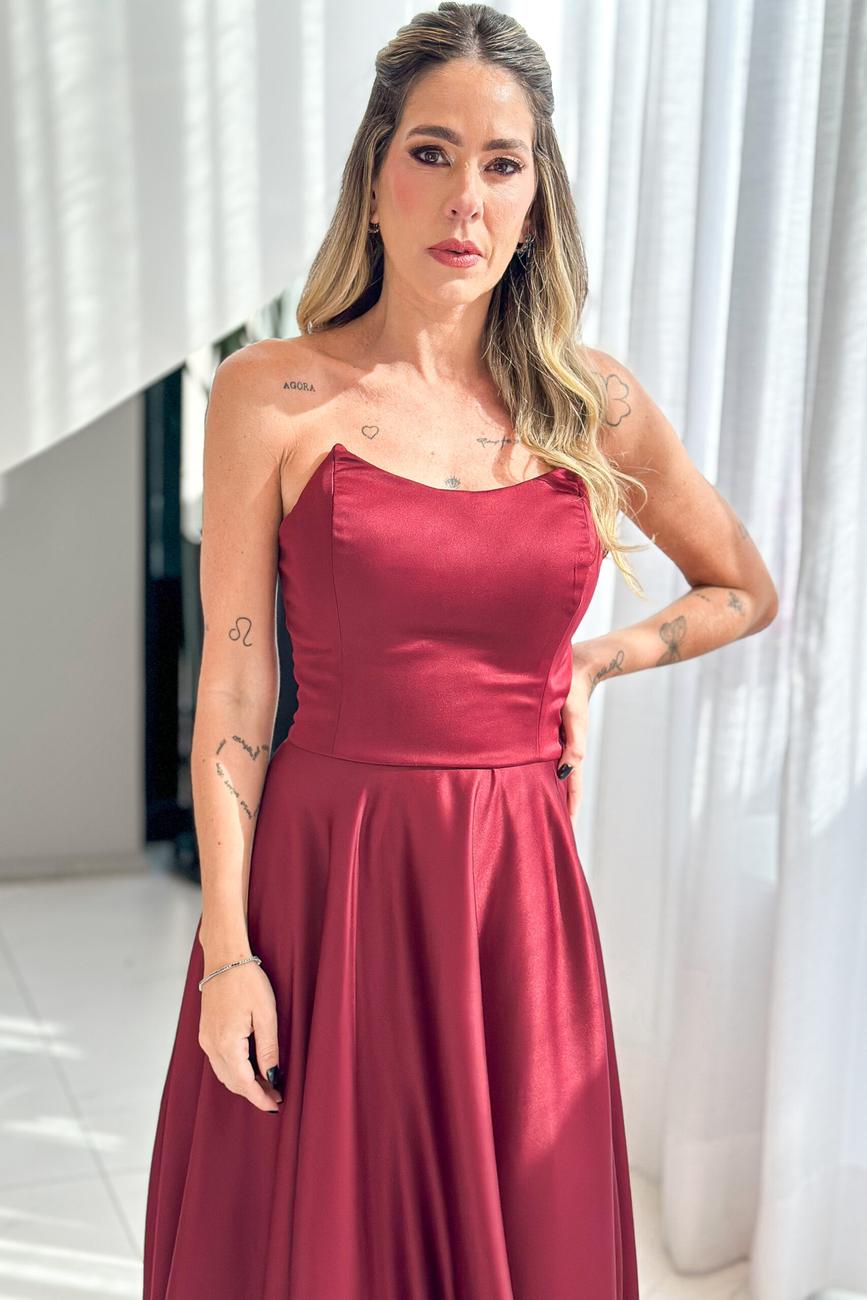 Vestido de festa tomara que caia marsala