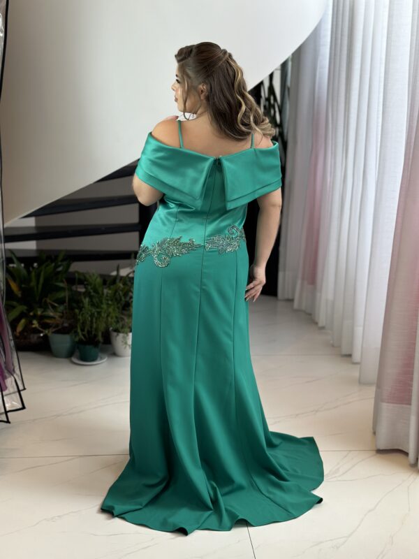 Vestido plus size verde ombro a ombro