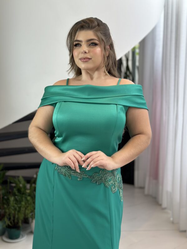 Vestido plus size verde ombro a ombro