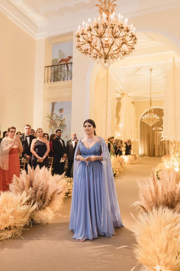 Vestido azul com manga capa