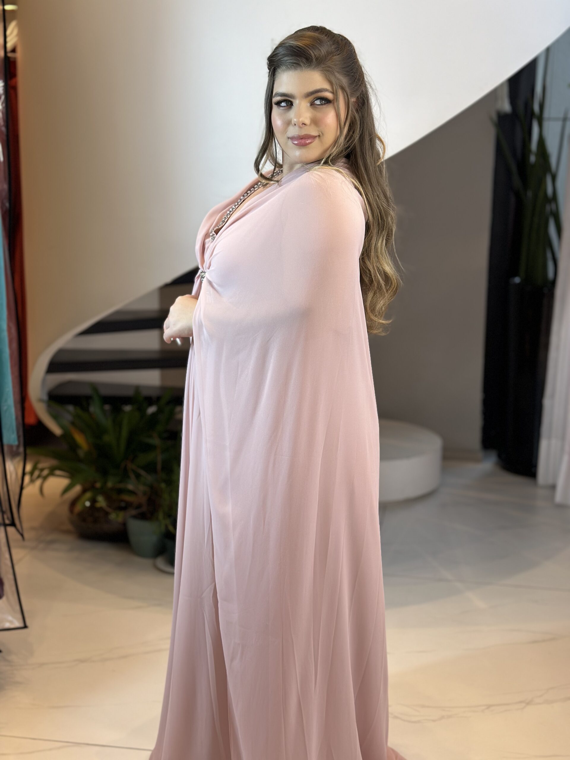 Vestido de festa com capa rosa longo com saia godê