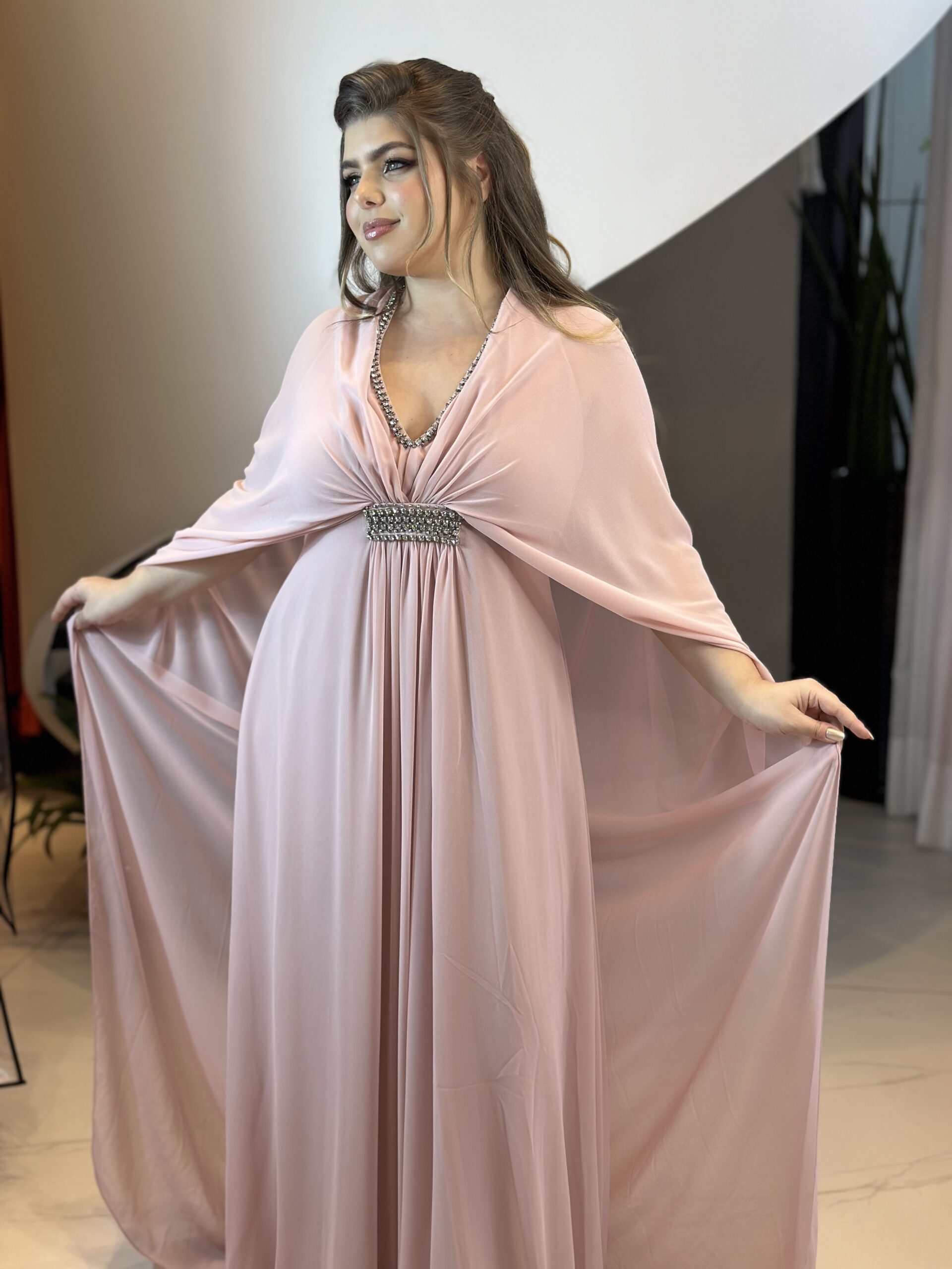Vestido de festa com capa rosa longo com saia godê