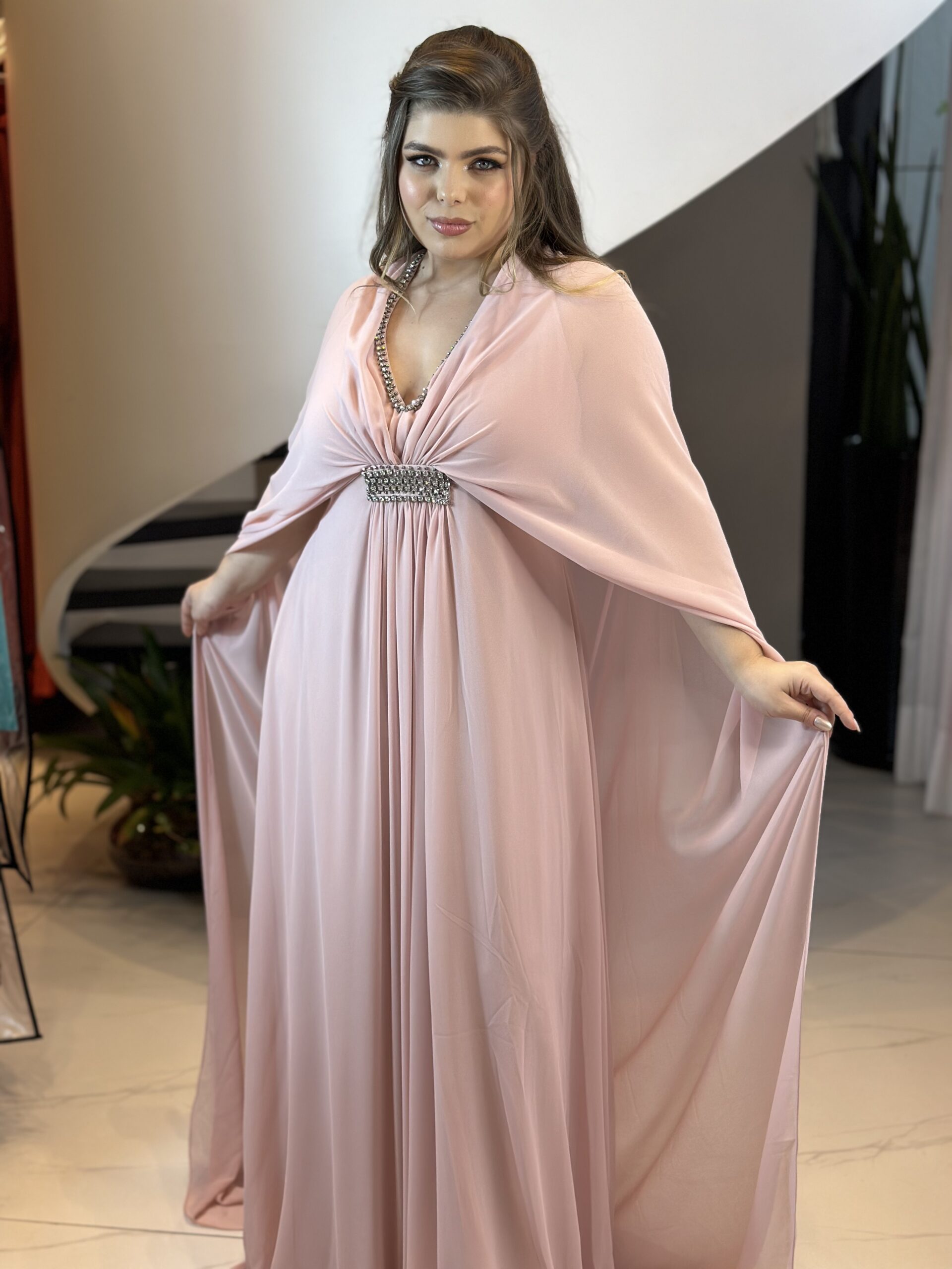 Vestido de festa com capa rosa longo com saia godê