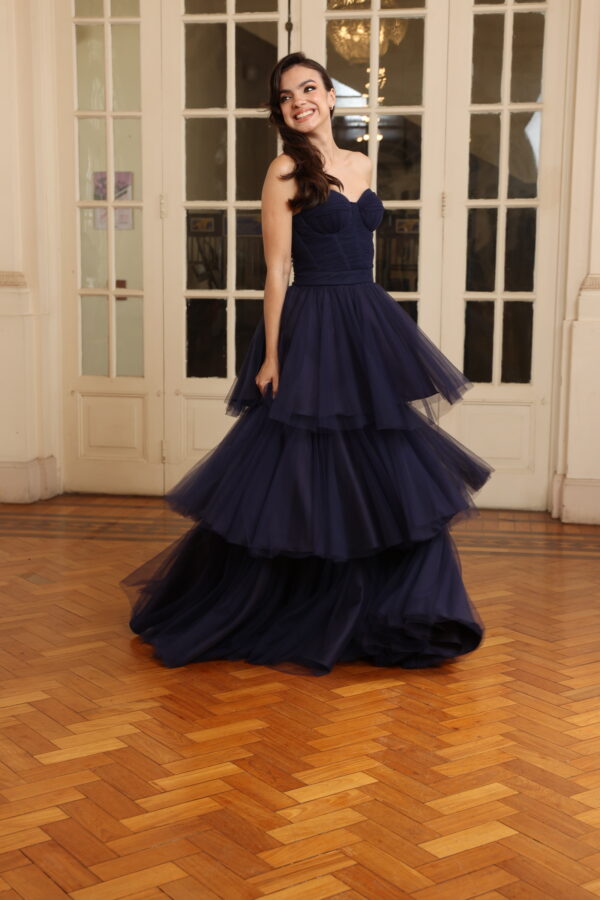 Vestido azul em camadas de tule